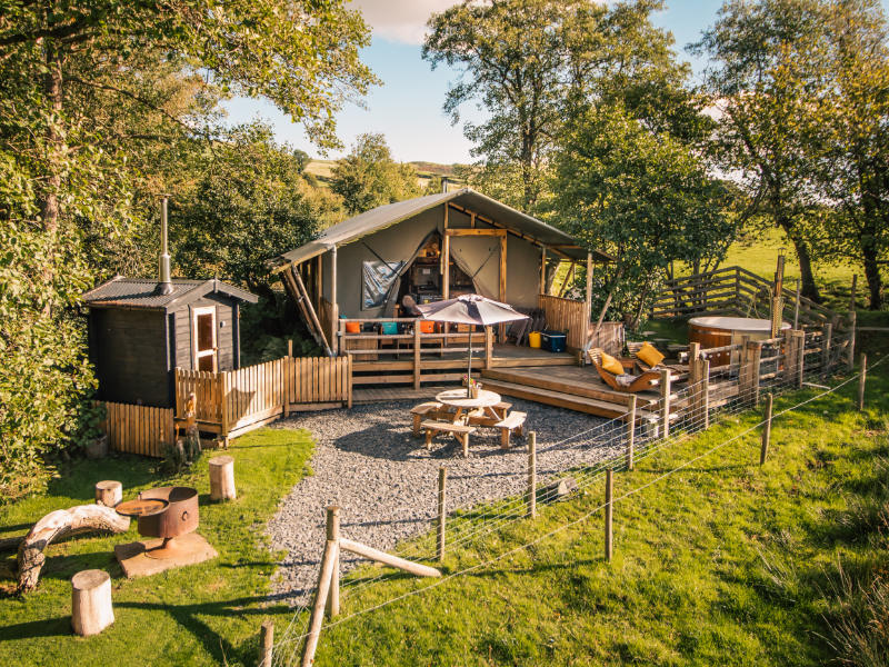 Stellar Safari Lodge. Dark skies with fire pit for toasting marshmallows and pizza oven. Wood-fired Hot Tub. Star-gazing.