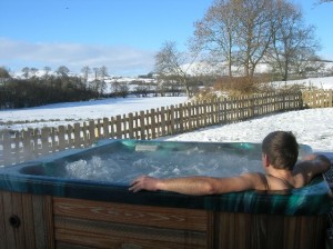 Hot tub in the snow - Mid Wales luxury holiday accommodation with hot tubs at Lon Lodges